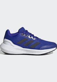 Scarpa sportiva blu con tomaia in mesh, intersuola bianca e strisce nere di accento. Presenta suola testurizzata e occhielli rinforzati per i lacci.