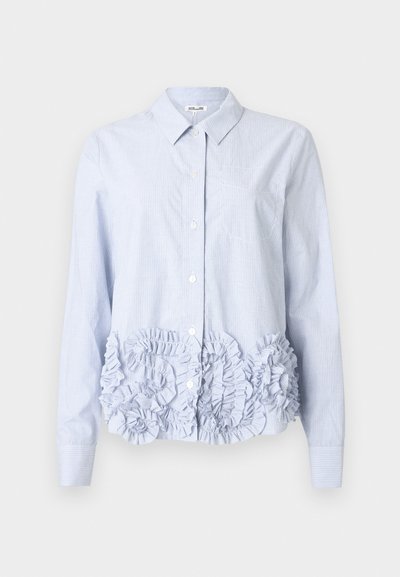 Ανοιχτό μπλε ριγέ πουκάμισο με κουμπιά, μακριά μανίκια και λεπτομέρεια από βολάν στο τελείωμα. Διαθέτει κλασικό γιακά και τσέπη στο μπροστινό μέρος.