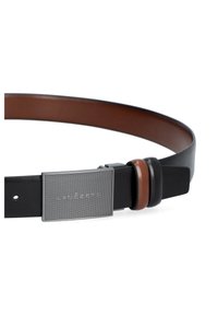 Czarny skórzany pasek z prostokątną srebrną klamrą o fakturowanej powierzchni, z brązową skórzaną pętlą.