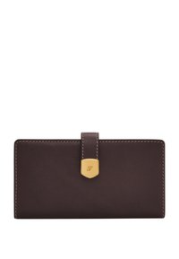 Portefeuille en cuir marron avec des accessoires en or et un accent cousu. Il possède une fermeture à patte et une surface texturée. Forme rectangulaire.