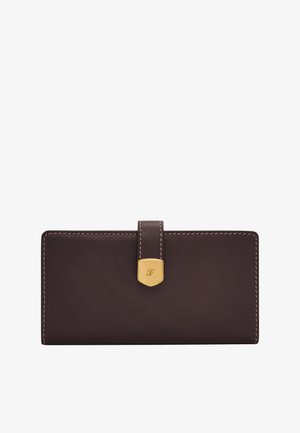 Portefeuille en cuir marron avec des accessoires en or et un accent cousu. Il possède une fermeture à patte et une surface texturée. Forme rectangulaire.
