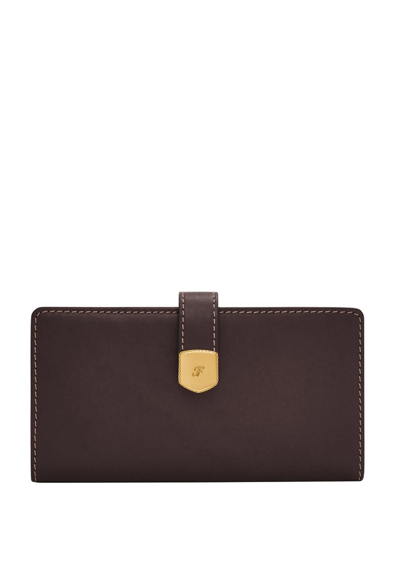 Portefeuille en cuir marron avec des accessoires en or et un accent cousu. Il possède une fermeture à patte et une surface texturée. Forme rectangulaire.