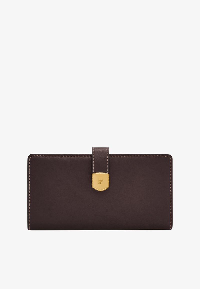 Portefeuille en cuir marron avec des accessoires en or et un accent cousu. Il possède une fermeture à patte et une surface texturée. Forme rectangulaire.