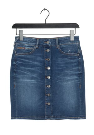 Spódnica dżinsowa w ciemnym niebieskim kolorze o dopasowanym kroju, z zapięciem na guziki z przodu, pięcioma kieszeniami oraz detalami w postaci kontrastujących przeszyć.