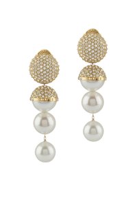 Orecchini in tono dorato caratterizzati da un design arrotondato con dettagli in cristallo, abbelliti da tre perle lucenti di dimensioni crescenti.