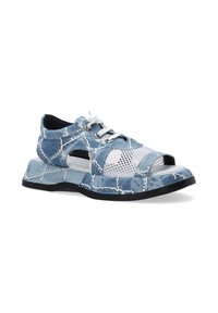 Denim- und Mesh-Sneaker in Hellblau und Weiß, mit einem Ausschnittdesign, Schnürverschluss und schwarzer Gummisohle für besseren Halt.