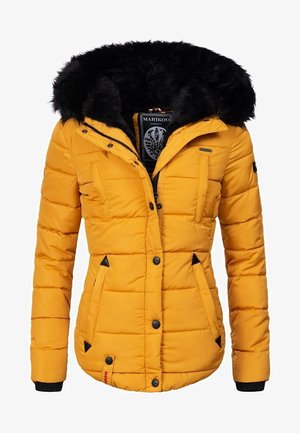 Veste d’hiver matelassée jaune avec capuche doublée de fausse fourrure noire, fermeture devant par boutons et fermeture éclair, et plusieurs poches zippées.