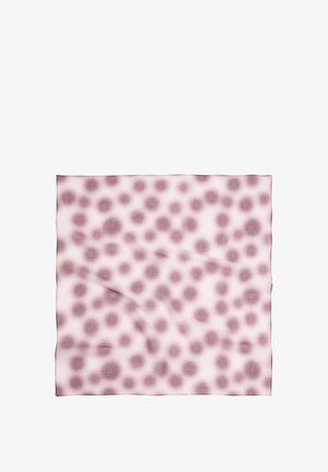 Jasnoróżowa tkanina z nieregularnymi ciemnoróżowymi kropkami równomiernie rozmieszczonymi na całej powierzchni, pokazana na płasko z delikatnymi zagnieceniami.