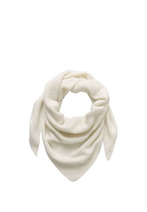Écharpe en maille côtelée blanche douce, pliée en forme de triangle avec des extrémités pointues pendantes.