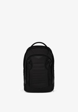 Schwarzer gepolsterter Rucksack mit mehreren Reißverschlussfächern, stabilem Tragegriff oben und verstellbaren Riemen vor weißem Hintergrund.
