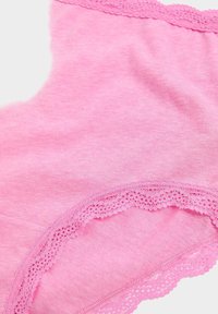 Lyserøde bomuldsundertøj med blød tekstur og delikat blonderkant langs taljen og benåbningerne.