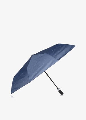 Granatowy parasol z gładką powierzchnią tkaniny, ozdobiony rozproszonymi małymi białymi i czerwonymi kropkami, z czarną rączką i solidną czarną metalową konstrukcją.