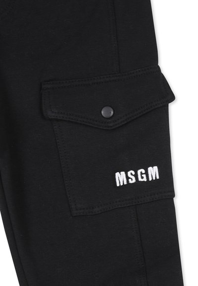 Pantaloni cargo neri in cotone con tasca anteriore a pattina e chiusura a pressione. Presentano ricami bianchi "MSGM" sul lato.