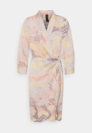 Robe portefeuille à manches longues avec imprimé zèbre pastel dans des nuances de rose, jaune et beige, avec ceinture à nouer sur le côté et col en V.