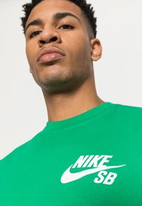 Nike SB T-shirt estampada - lucky green