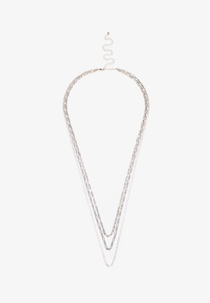 Sølv belagt halskæde med varierende kædedesigns: tynde og tykke led med en V-formet kontur og justerbar lukning.