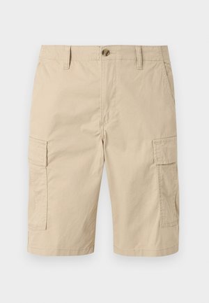 Beige cargo shorts til knæet med sidelommer med klap, bæltestropper og lukning med knap i taljen.