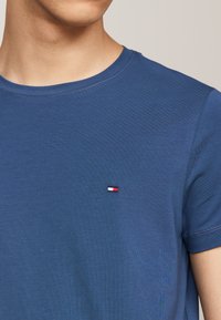 Tommy Hilfiger STRETCH SLIM FIT TEE - Basic T-shirt - aegean sea