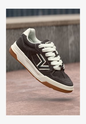 Graue Wildleder-Sneaker mit weißen Schnürsenkeln, Gummisohle und schwarzen Akzentdetails. Verfügt über ein Low-Top-Design und ein perforiertes Seitenpaneel.