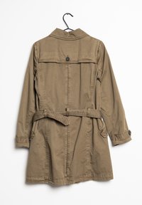 Khaki trenčkot s dlouhými rukávy, páskem v pase, dvěma bočními kapsami, knoflíkovými akcenty a detailem na zadním dílu. Vyroben z lehkého materiálu.
