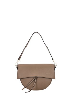 Braune Lederschultertasche im Halbmond-Design mit gewölbter Klappe und Bindeschmuck, ausgestattet mit einem abnehmbaren Riemen mit goldfarbenen Verschlüssen.