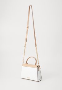 Sac à main matelassé blanc avec un dessus beige, une chaîne et une bandoulière ajustable. Présente une forme structurée et des accents en métal doré.