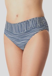 Bikiny s vysokým pasem v námořnické modré a bílé pruhy. Hladký materiál, nařasený pás, minimalistický design a detail loga.