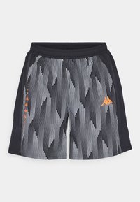 Zwart-witte gestreepte shorts met een ruitpatroon, voorzien van een elastische tailleband en een oranje logo aan de zijkant.