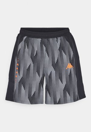 Zwart-witte gestreepte shorts met een ruitpatroon, voorzien van een elastische tailleband en een oranje logo aan de zijkant.