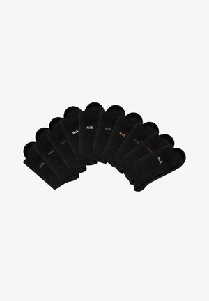 Schwarze Socken, die fächerförmig angeordnet sind, aus weichem Stoff. Jede Socke hat die Buchstaben "H.J.S." in verschiedenen Farben oben eingestickt.