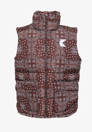 Brązowa pikowana kamizelka z wzorem bandany w białym kolorze, wysoki kołnierz, zapięcie na zamek z przodu oraz wiele przednich kieszeni.