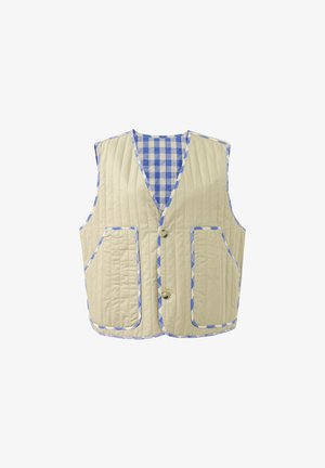 Beige gewatteerde bodywarmer met blauw-wit geruite voering, twee voorzakken en twee knopen aan de voorkant.