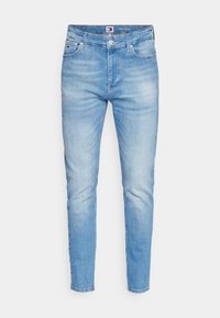 Világoskék skinny farmernadrág, sima textúrával. Öt zsebbel, övhurkokkal és márkázott címkével a deréknál.