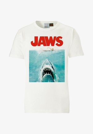 Wit T-shirt met JAWS in rode tekst boven een afbeelding van een zwemmer en een grote haai die met open kaken omhoog zwemt.