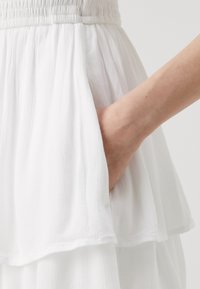 Hollister Co. SAIDIE TRIPLE TIER ROMPER PRETTY - Dnevna haljina - bright white