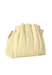 Gul läderhandväska med veckad design, med dragkedjestängning och detaljer i guld. Slät yta och rundad form.
