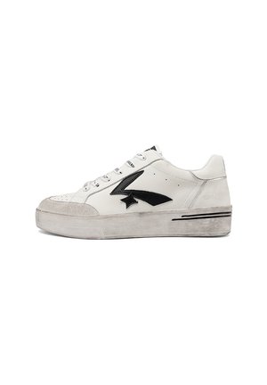 Zapatilla blanca de corte bajo con logo de flecha negra, cierre de cordones, puntera texturizada y suela de goma ligeramente desgastada.