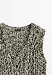 Gilet lavorato a maglia con scollatura a V, caratterizzato da un motivo testurizzato in grigio e nero, e due bottoni scuri sul davanti.