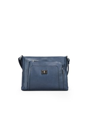 Bolso de mano de piel azul marino con una textura suave, forma rectangular, bolsillo frontal y detalles en metal plateado que incluyen una placa con el logo.