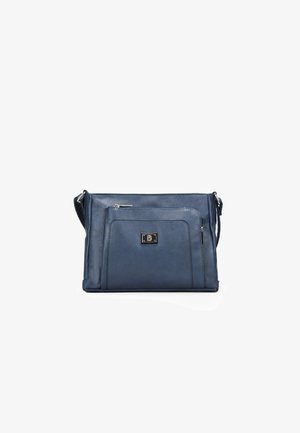 Bolso de mano de piel azul marino con una textura suave, forma rectangular, bolsillo frontal y detalles en metal plateado que incluyen una placa con el logo.