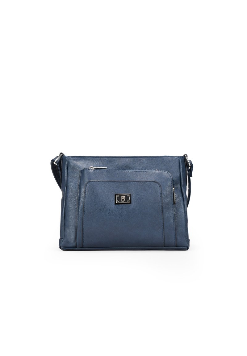 Bolso de mano de piel azul marino con una textura suave, forma rectangular, bolsillo frontal y detalles en metal plateado que incluyen una placa con el logo.