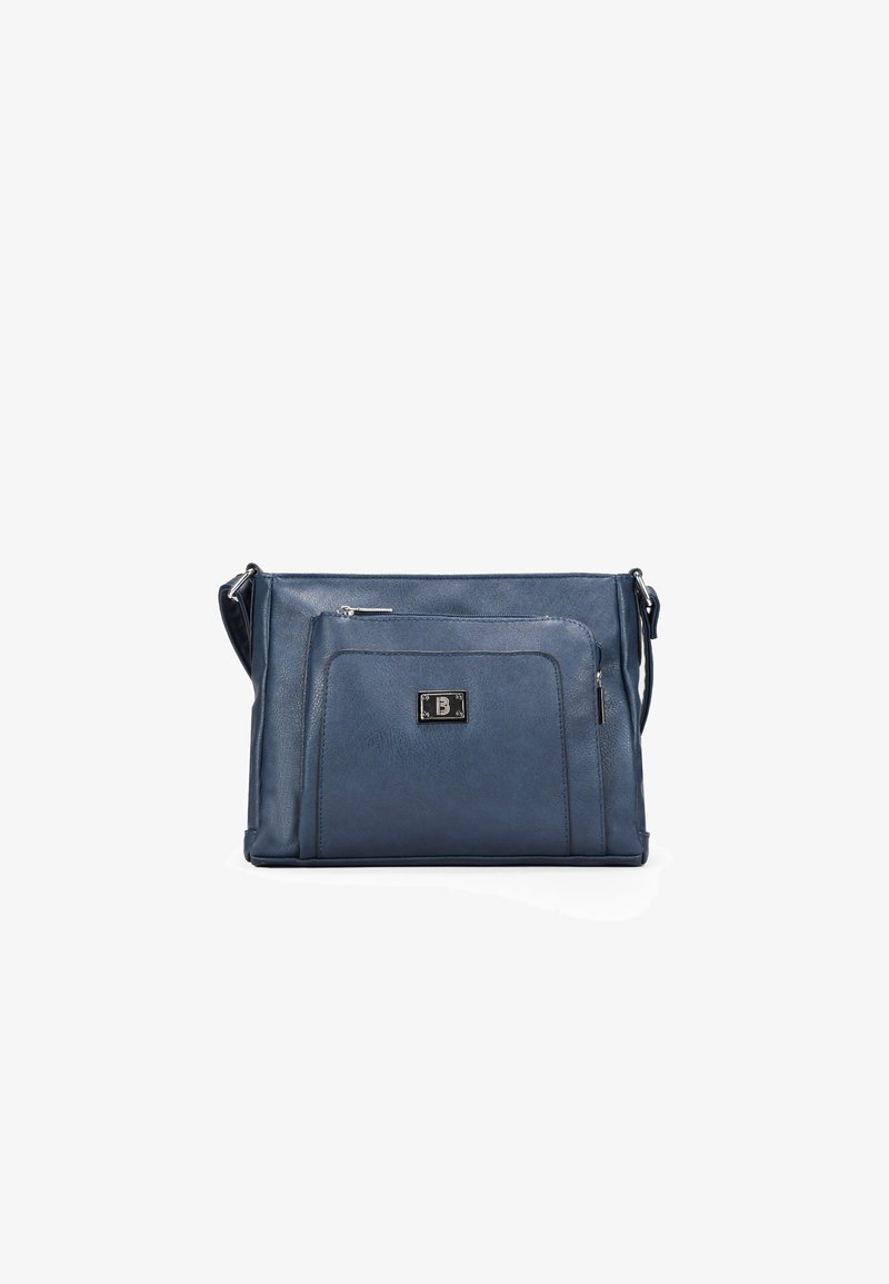 Bolso de mano de piel azul marino con una textura suave, forma rectangular, bolsillo frontal y detalles en metal plateado que incluyen una placa con el logo.
