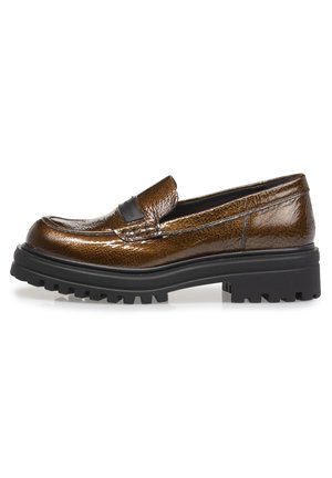 Bronzen leren loafers met een gestructureerde afwerking, uitgerust met een iets verhoogde zwarte rubberen zool met een profielpatroon en een verhoogd voorpaneel.