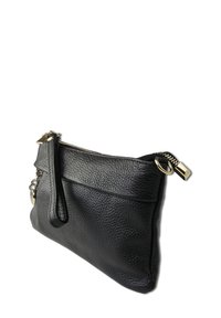 Zwarte leren clutch met een gestructureerd oppervlak, ritsluiting en een afneembare polsband. Bevat gouden hardware accenten en een strak ontwerp.