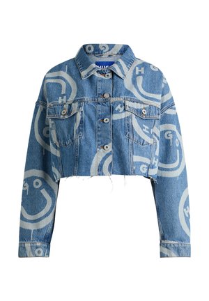 Kort denim jack in lichtblauw met abstracte witte graphics. Heeft twee voorkruiken en knoopsluitingen; rafelrand detail.