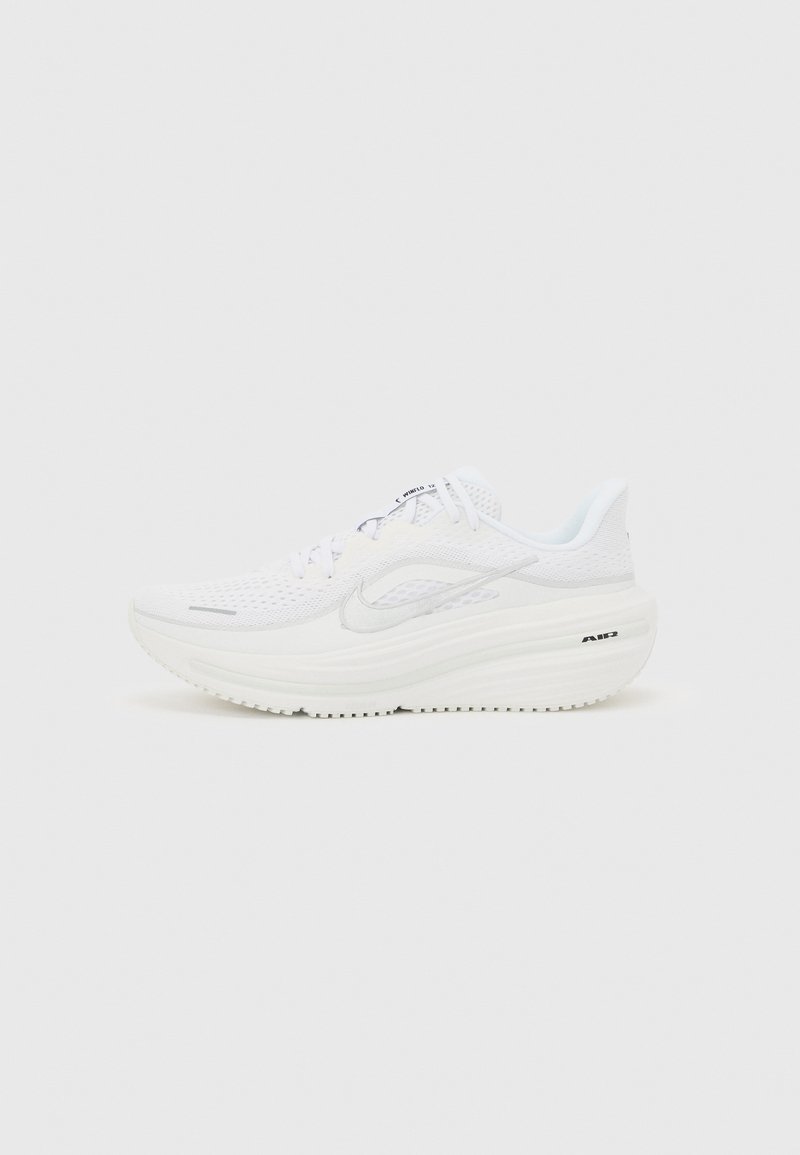 Chaussure de course Nike blanche avec tige en mesh, semelle épaisse et coussinée, logo Air visible sur le côté du talon, présentée de profil sur fond clair.