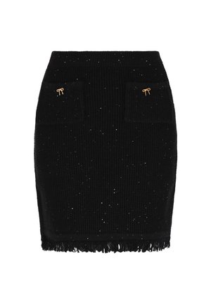 Crna pletena suknja s teksturiranom površinom, koja ima dvije prednje džepove i zlatne akcentne detalje. Rub suknje uključuje strgane detalje i raspršene sjajice.