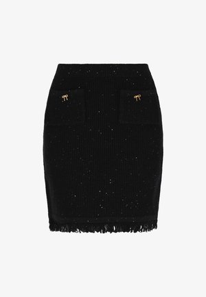 Crna pletena suknja s teksturiranom površinom, koja ima dvije prednje džepove i zlatne akcentne detalje. Rub suknje uključuje strgane detalje i raspršene sjajice.