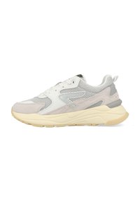 Witte en lichtgrijze sneaker met mesh- en suèdepanelen, voorzien van een beige zool, textuuraccenten en een vetersluiting.