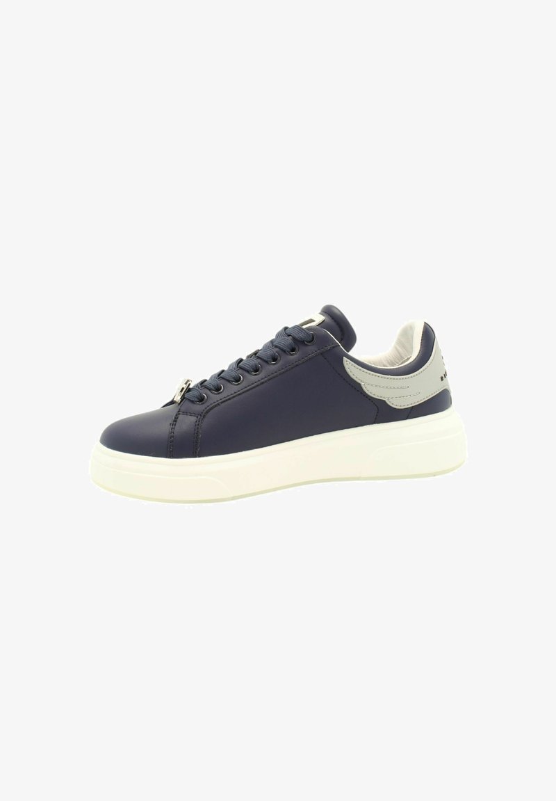 Baskets bleu marine en cuir lisse avec une semelle blanche. Caractéristiques : un design à lacets et un accent gris en forme d'aile au niveau du talon.